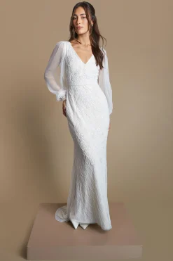 Robe De Mariée Vintage Ornée De Motifs Floraux Avec Décolleté Plongeant Et Manches