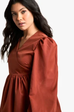 Robe de maternité tissée à manches longues enveloppante smockée