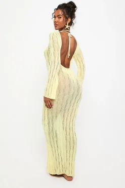 Robe de plage en crochet à manches longues avec dos échancré