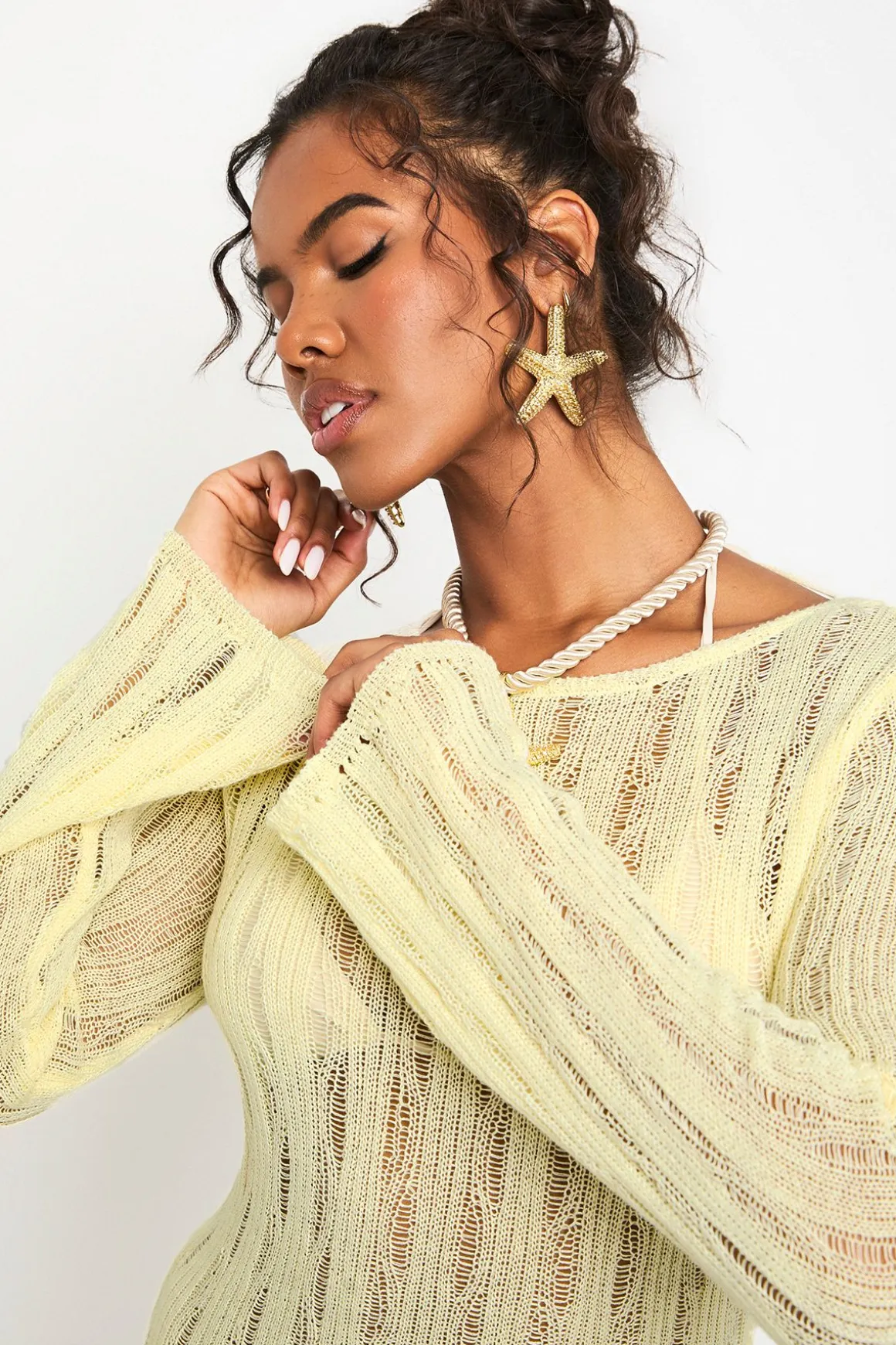 Robe de plage en crochet à manches longues avec dos échancré