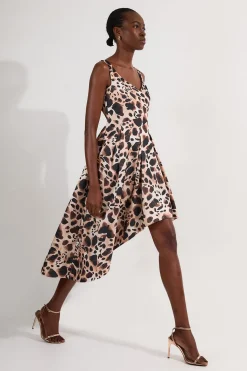 Robe de soirée maxi structurée en satin de viscose à imprimé animal pour bal