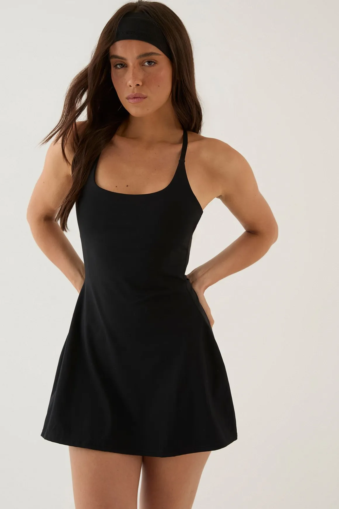 Robe De Tennis Dsgn Studio Sculptante À Dos En T Et Encolure Arrondie Avec Short Intégré