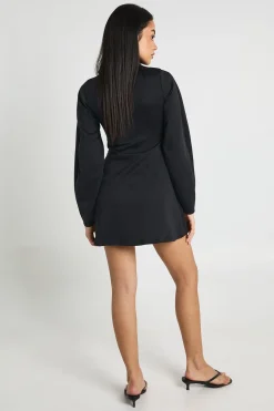 Robe Droite Ceinturée À Encolure Montante