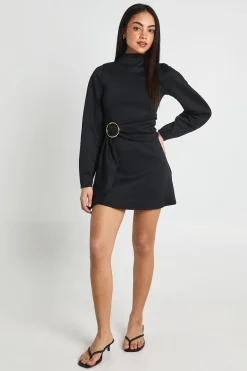 Robe Droite Ceinturée À Encolure Montante
