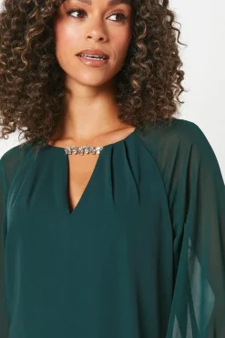 Robe Droite de Cérémonie à Manches en Mousseline et Décolleté Orné de Sequins
