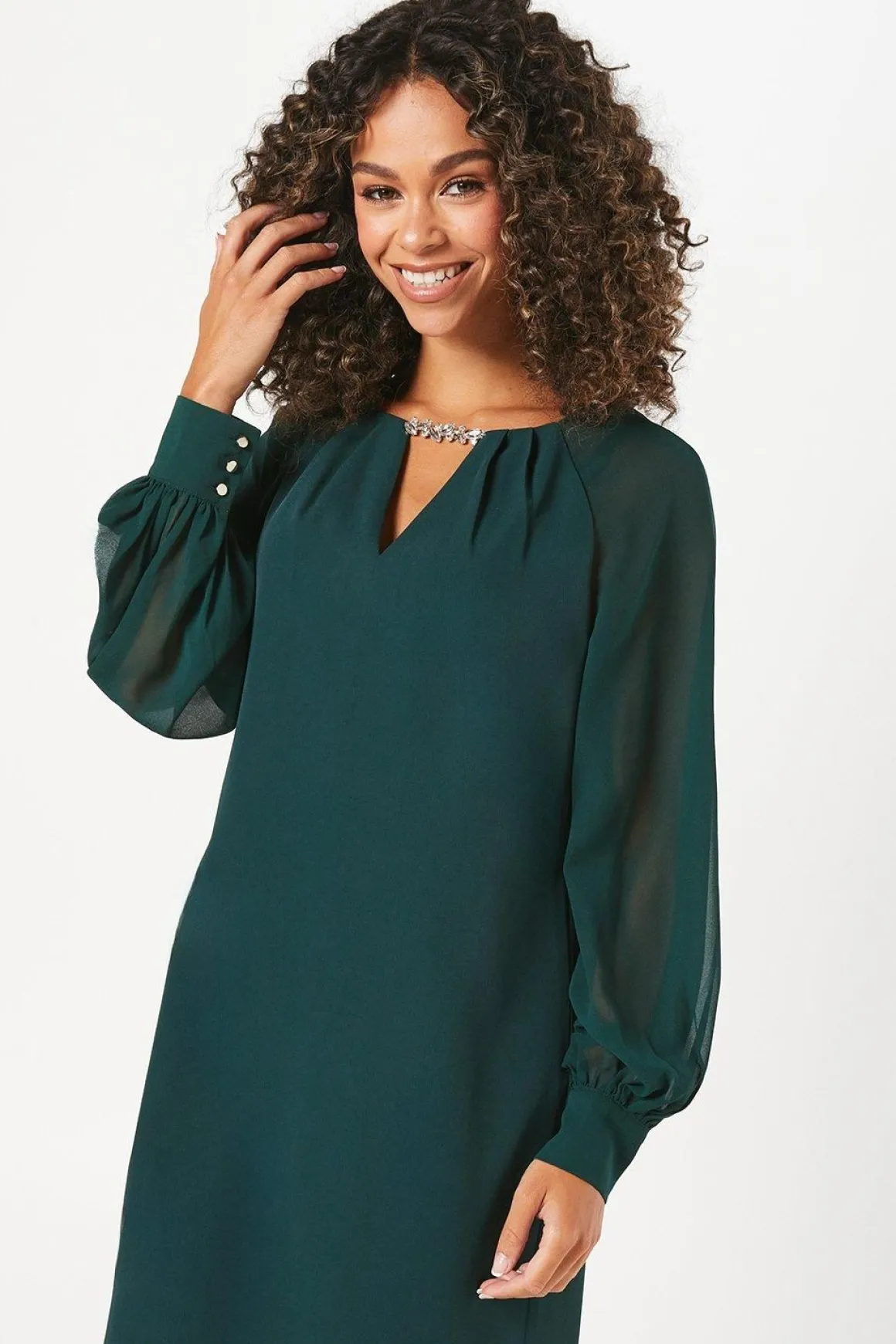 Robe Droite de Cérémonie à Manches en Mousseline et Décolleté Orné de Sequins