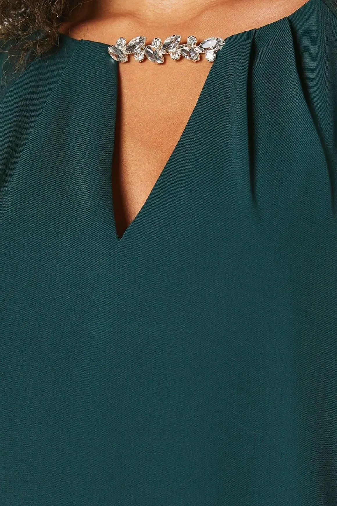 Robe Droite de Cérémonie à Manches en Mousseline et Décolleté Orné de Sequins