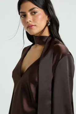 Robe Droite À Détail Foulard En Satin Texturé