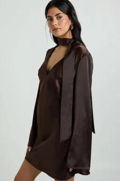 Robe Droite À Détail Foulard En Satin Texturé