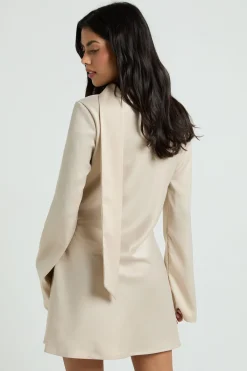 boohoo Robe Droite À Détail Foulard En Satin Texturé<Femme Satin Et Dentelle|Robes Remise De Diplôme