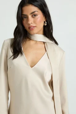 boohoo Robe Droite À Détail Foulard En Satin Texturé<Femme Satin Et Dentelle|Robes Remise De Diplôme