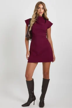 Robe droite froncée à encolure haute et manches cap