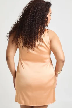 boohoo Robe Droite Grande Taille En Satin À Décolleté Plongeant Et Finitions En Dentelle<Femme Satin Et Dentelle|Robes