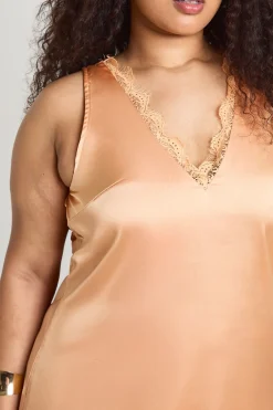 boohoo Robe Droite Grande Taille En Satin À Décolleté Plongeant Et Finitions En Dentelle<Femme Satin Et Dentelle|Robes
