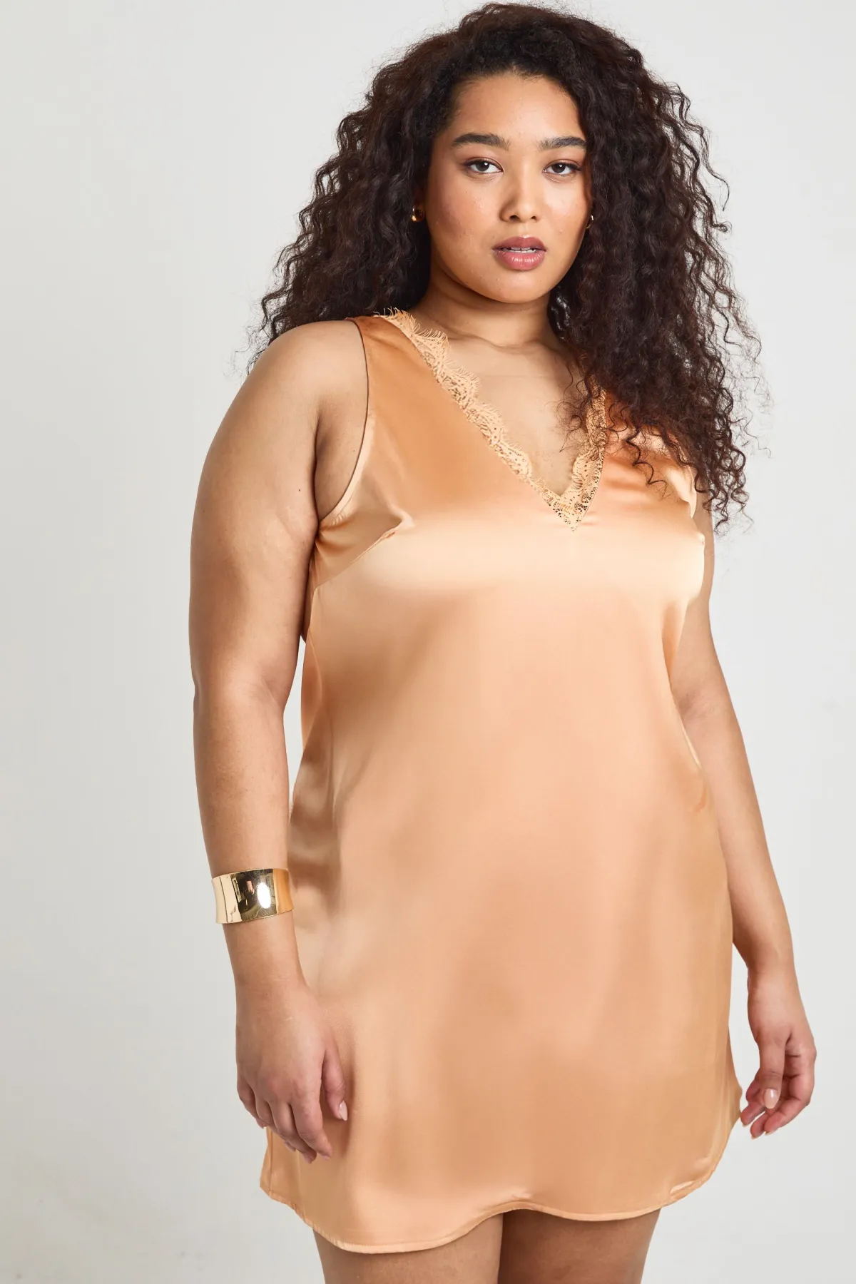 boohoo Robe Droite Grande Taille En Satin À Décolleté Plongeant Et Finitions En Dentelle<Femme Satin Et Dentelle|Robes