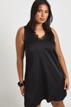Robe Droite Grande Taille En Satin À Décolleté Plongeant Avec Finitions En Dentelle