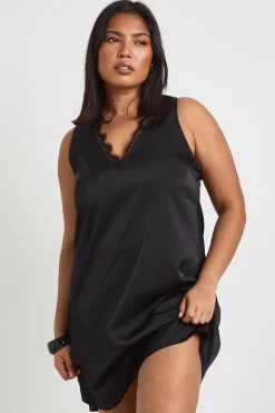 Robe Droite Grande Taille En Satin À Décolleté Plongeant Avec Finitions En Dentelle