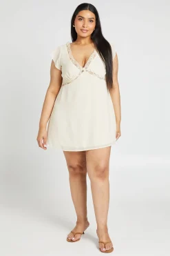 Robe Droite Grande Taille À Manches Courtes Et Finitions En Dentelle
