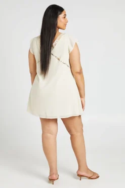 Robe Droite Grande Taille À Manches Courtes Et Finitions En Dentelle