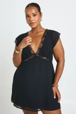 Robe Droite Grande Taille À Manches Courtes Avec Finitions En Dentelle