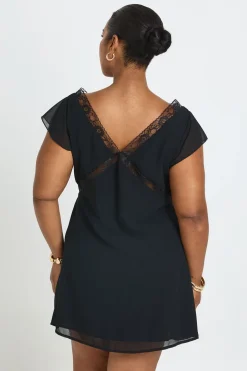 Robe Droite Grande Taille À Manches Courtes Avec Finitions En Dentelle