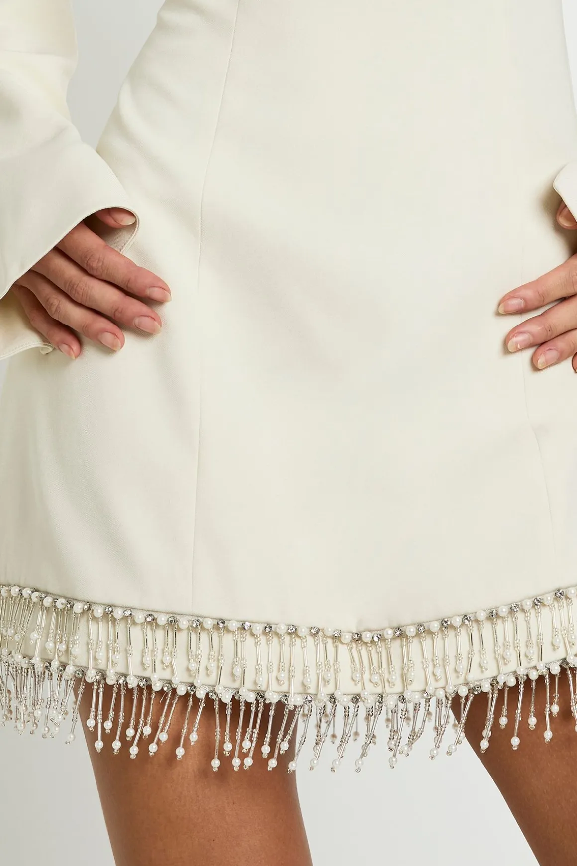 Robe Droite Haute Avec Col Montant Et Ourlet À Franges