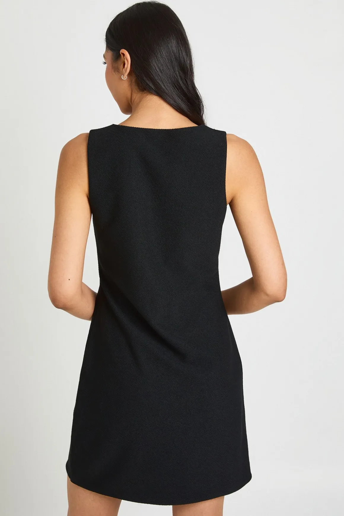 Robe Droite Haute Col V À Boutons Dorés