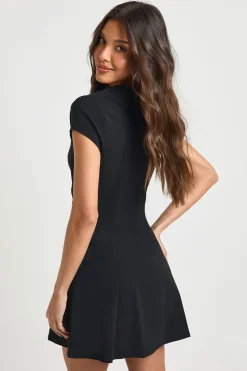 boohoo Robe Droite à Manches Courtes en Bengaline avec Garniture de Boutons Dorés<Femme Robes|Robes De Soirée