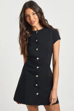 boohoo Robe Droite à Manches Courtes en Bengaline avec Garniture de Boutons Dorés<Femme Robes|Robes De Soirée