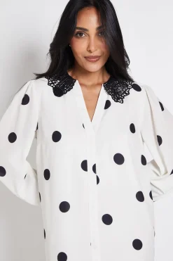 Robe Droite Petite À Pois Avec Col En Dentelle