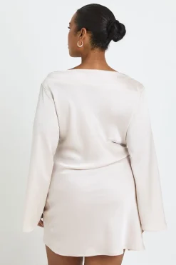 Robe Droite Satinée Grande Taille À Encolure Asymétrique Et Détails Froncés