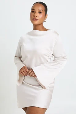 Robe Droite Satinée Grande Taille À Encolure Asymétrique Et Détails Froncés