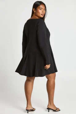 Robe à détails dorés, devant noué, ourlet à godet