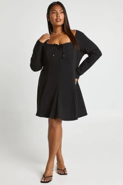 Robe à détails dorés, devant noué, ourlet à godet