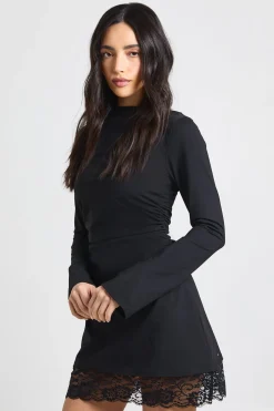 Robe À Encolure Bateau Avec Fronces Latérales Et Ourlet En Dentelle