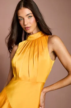 Robe En Crêpe Satiné Dos Plissé À Volants Sans Manches
