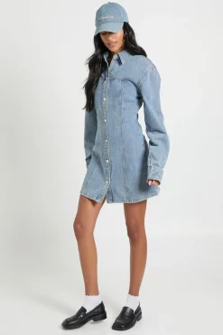 Robe en denim longue à manches longues ceinturée