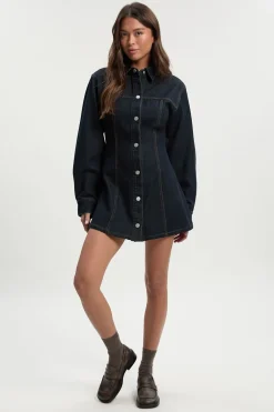 Robe en denim à manches longues, taille cintrée