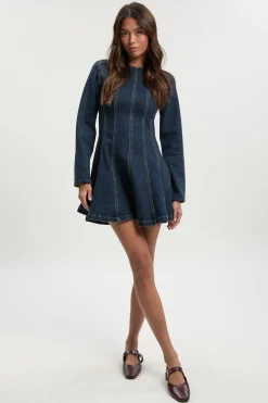 Robe en denim à manches longues avec détails de couture