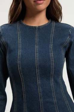 Robe en denim à manches longues avec détails de couture