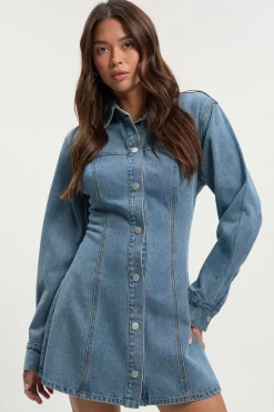 Robe en denim à manches longues avec taille cintrée