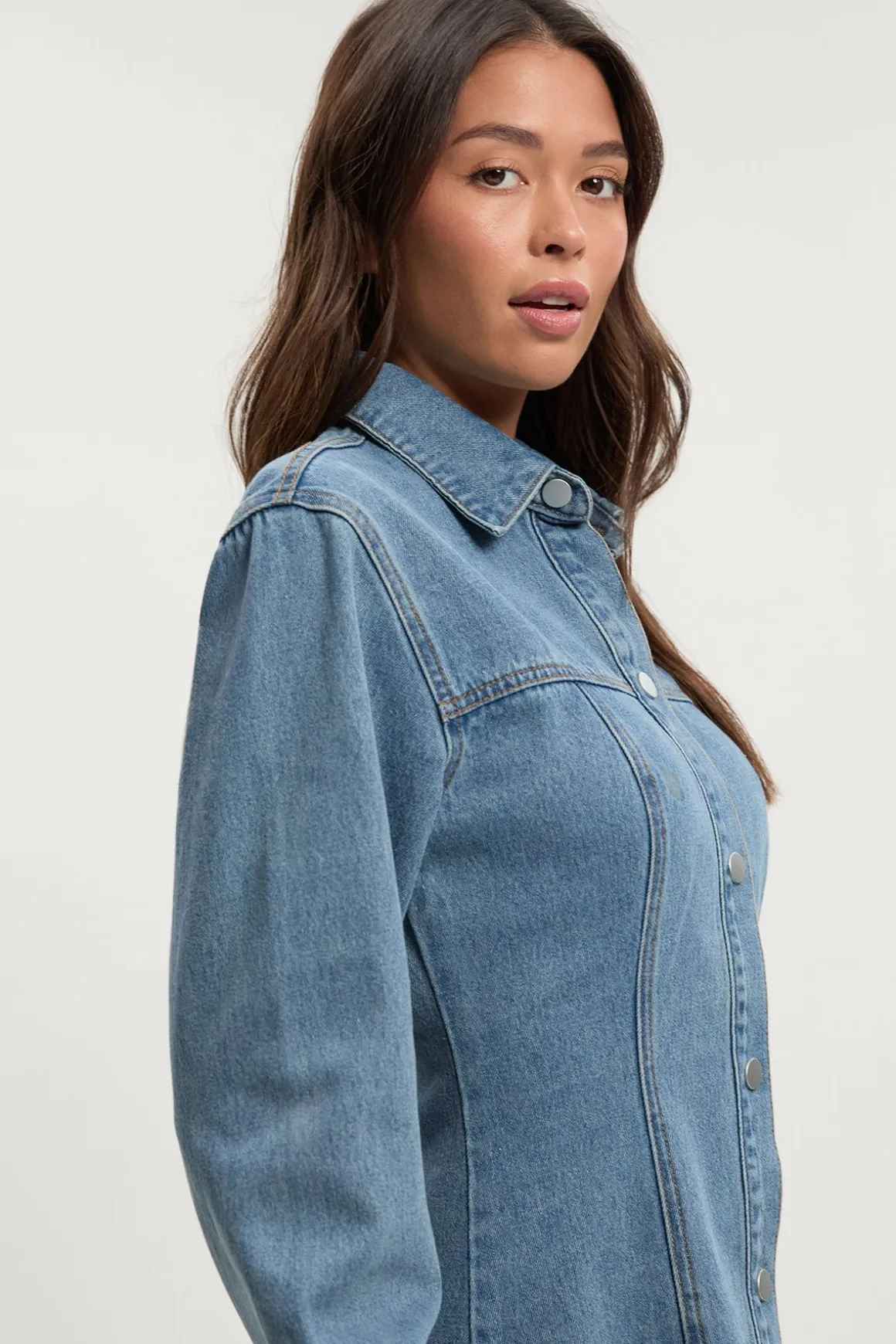 Robe en denim à manches longues avec taille cintrée