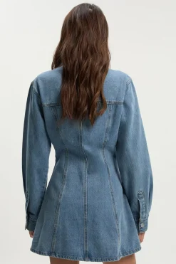 Robe en denim à manches longues avec taille cintrée