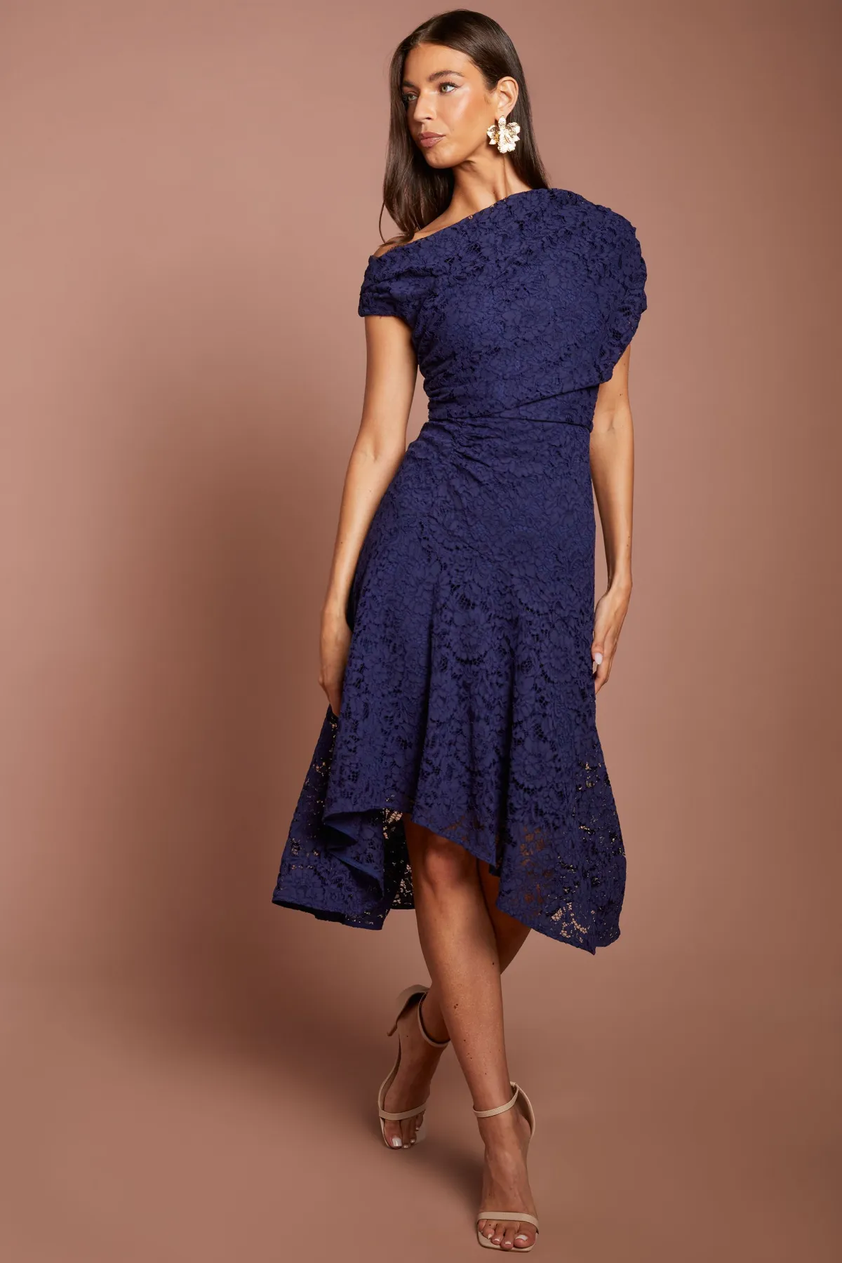 Coast Robe En Dentelle Asymétrique À Épaules Dénudées<Femme Robes Mi-Longues|Satin Et Dentelle