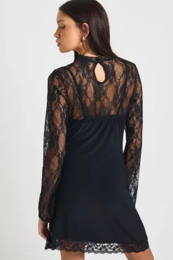 Robe en Dentelle à Col Montant et Manches Évasées avec Caraco Drapé Moulant