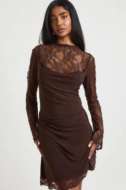 boohoo Robe en Dentelle à Col Montant et Manches Évasées avec Caraco Drapé Moulant<Femme Looks Chocolat|Satin Et Dentelle