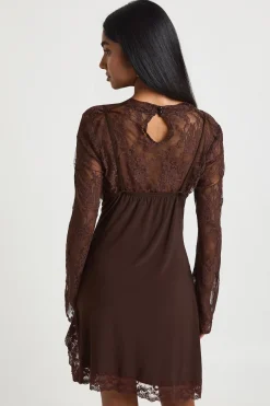 boohoo Robe en Dentelle à Col Montant et Manches Évasées avec Caraco Drapé Moulant<Femme Looks Chocolat|Satin Et Dentelle