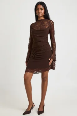boohoo Robe en Dentelle à Col Montant et Manches Évasées avec Caraco Drapé Moulant<Femme Looks Chocolat|Satin Et Dentelle