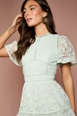 Robe en Dentelle à Volants avec Manches Papillon et Finitions
