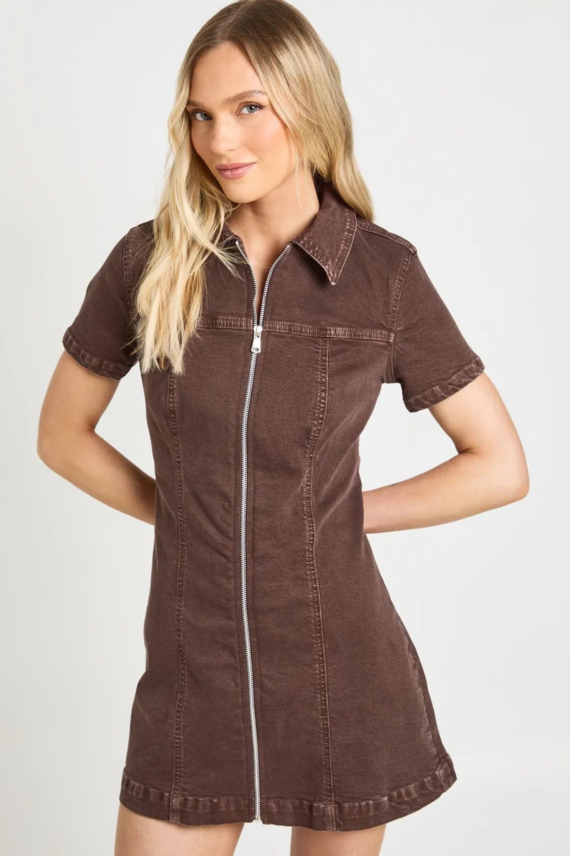 Robe En Jean Courte À Manches Courtes Et Zip Frontal Petite